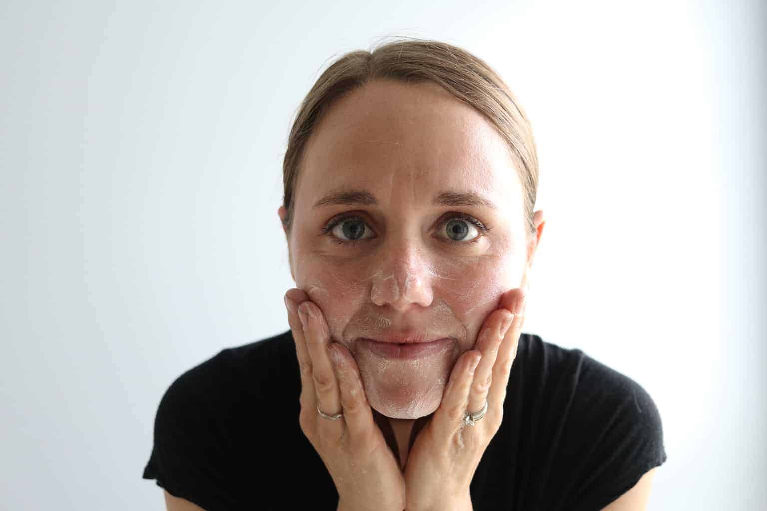 A women rubbing anti-aging cream on her face.