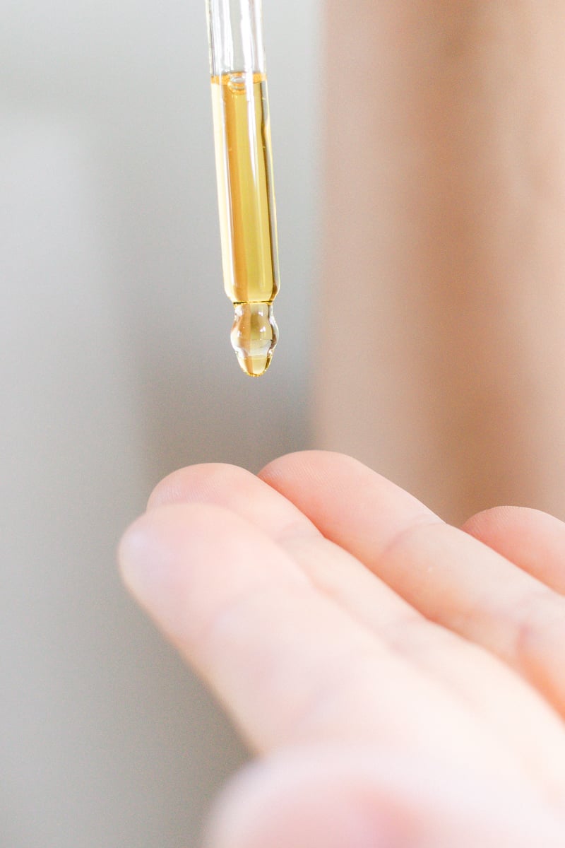 Adding hair moisturizer oil to the fingertips 