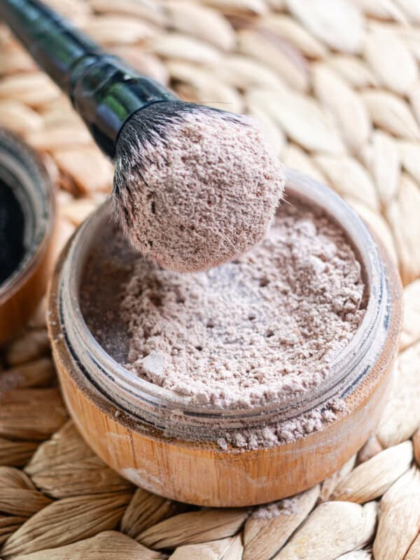 Cornstarch dry shampoo being used with an applicator brush.