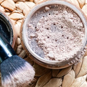 A cornstarch dry shampoo with a small applicator brush.