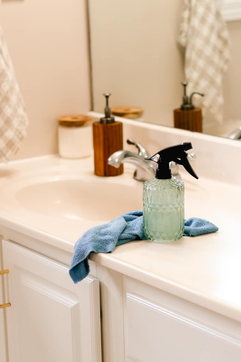 The clean bathroom after it has been wiped down with the soap scum spray.