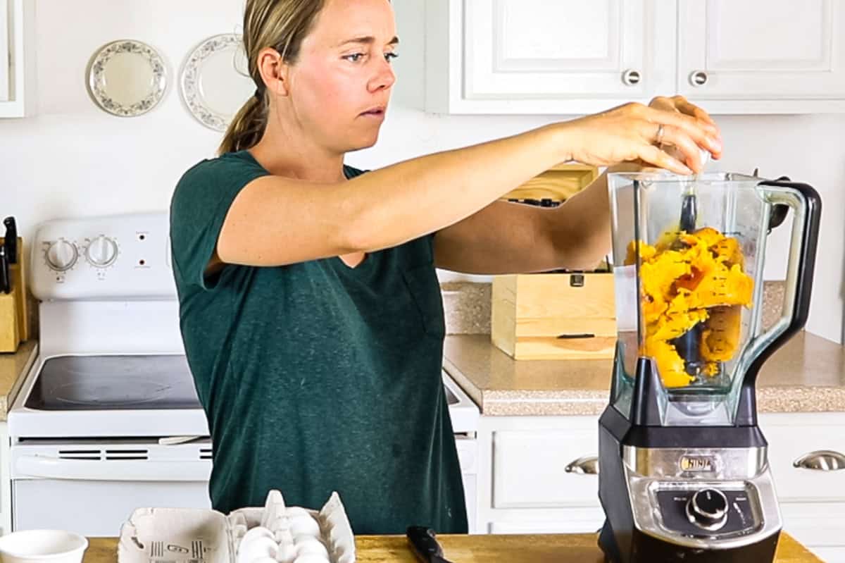 Making pumpkin puree with cooked pumkin in a blender.